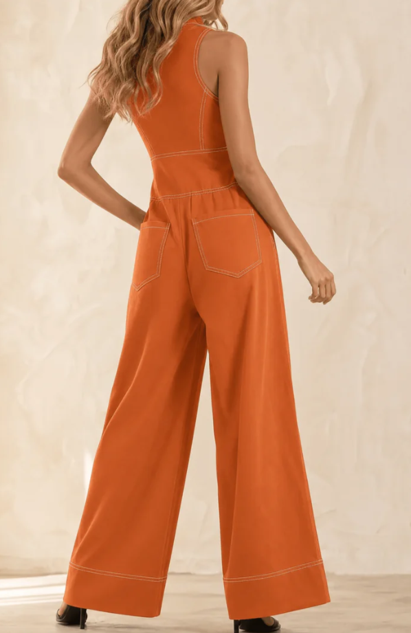 Macacão utilitário retro de frente com fecho, gola halter, pernas largas e pespontos contrastantes