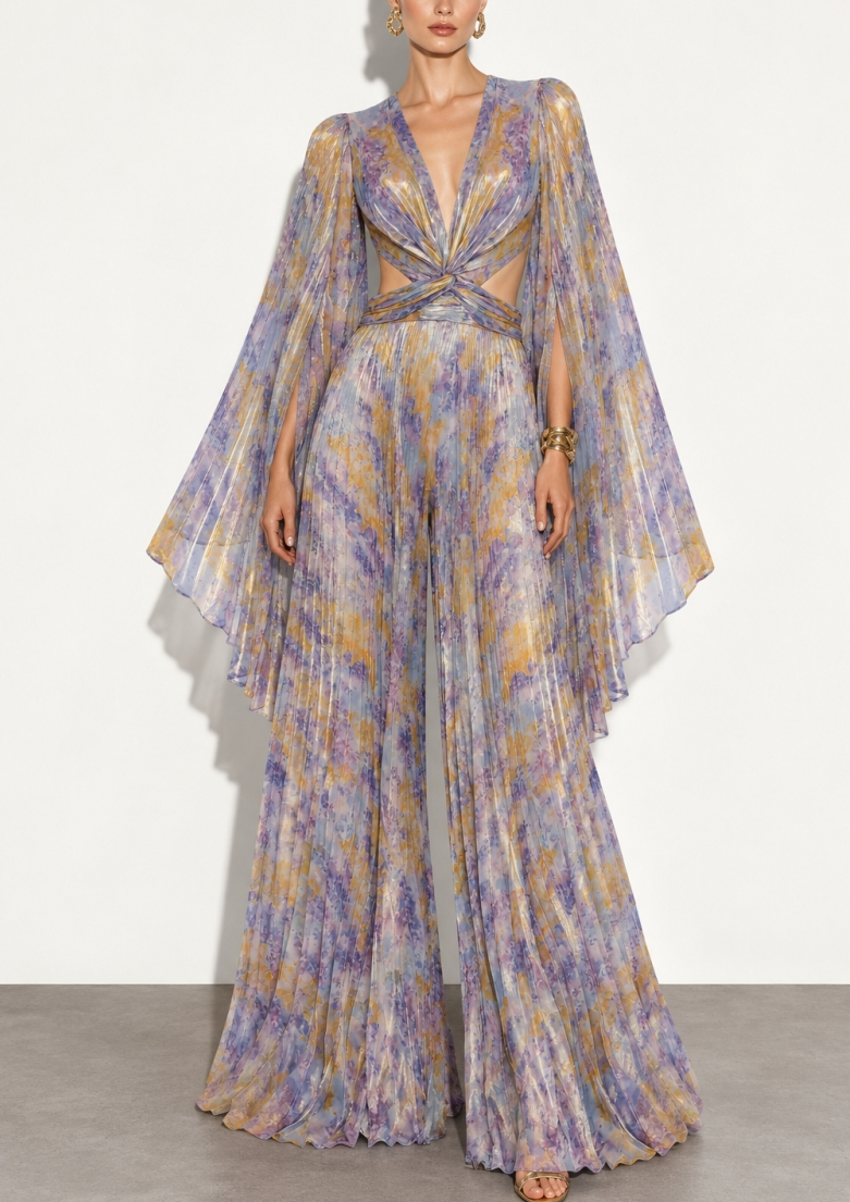 Tuta in chiffon plissettato con maniche ad angolo aperto e vita cut-out