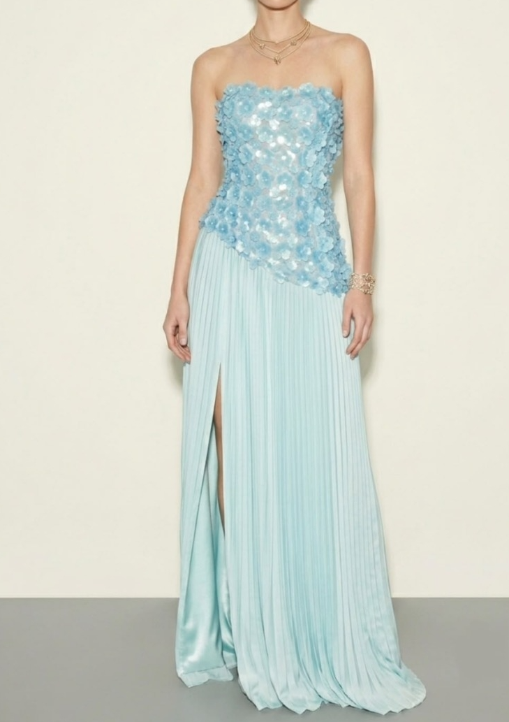 Abito azzurro senza spalline con fiori tridimensionali, paillettes e gonna plissettata con spacco