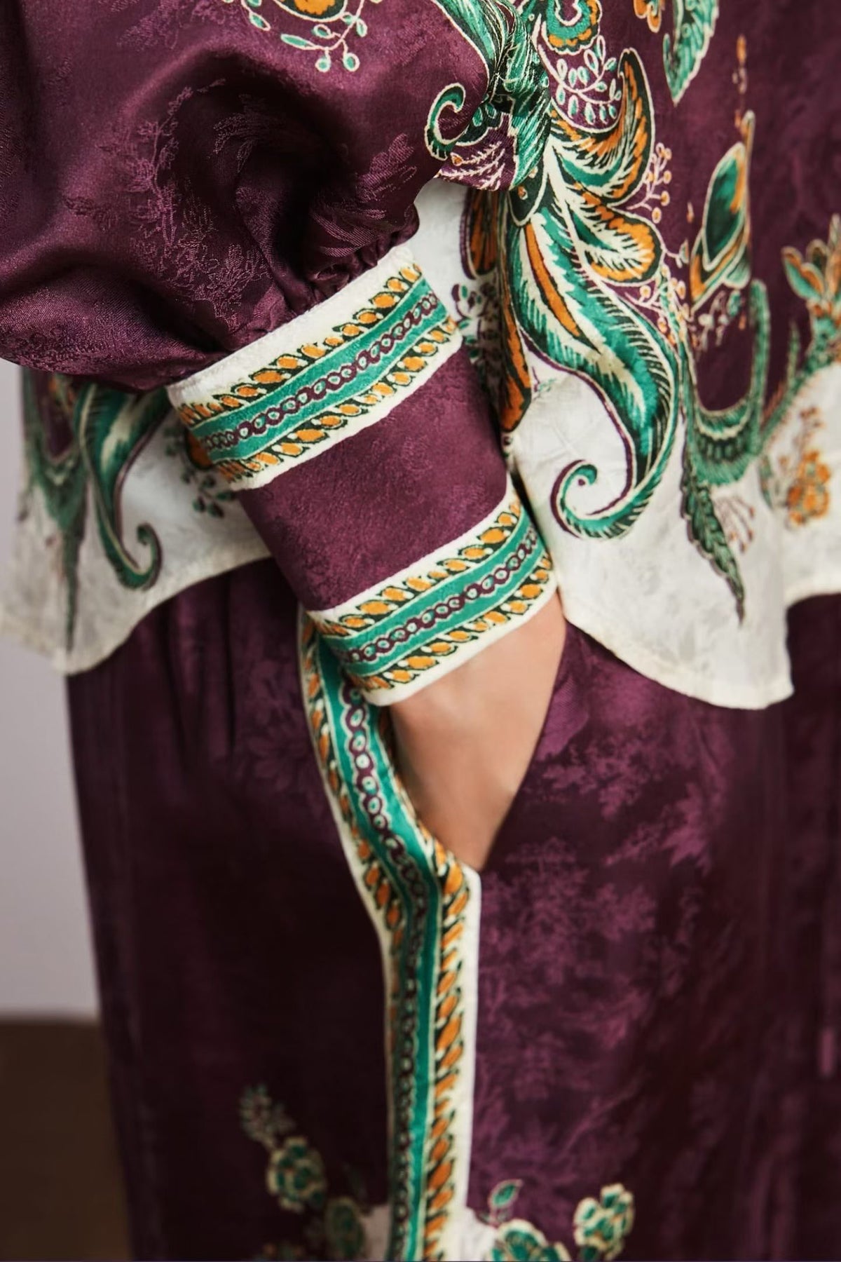 Completo in seta color prugna a due pezzi con stampa cachemire: blusa vintage boho a maniche lunghe e pantaloni a gamba larga