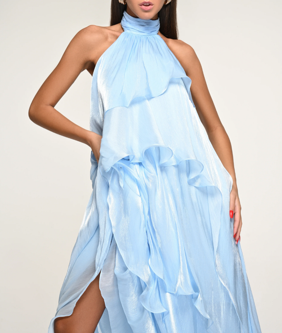 Vestido de noite comprido em chiffon, sem mangas, com decote halter, folhos e brilho, para convidadas de casamento