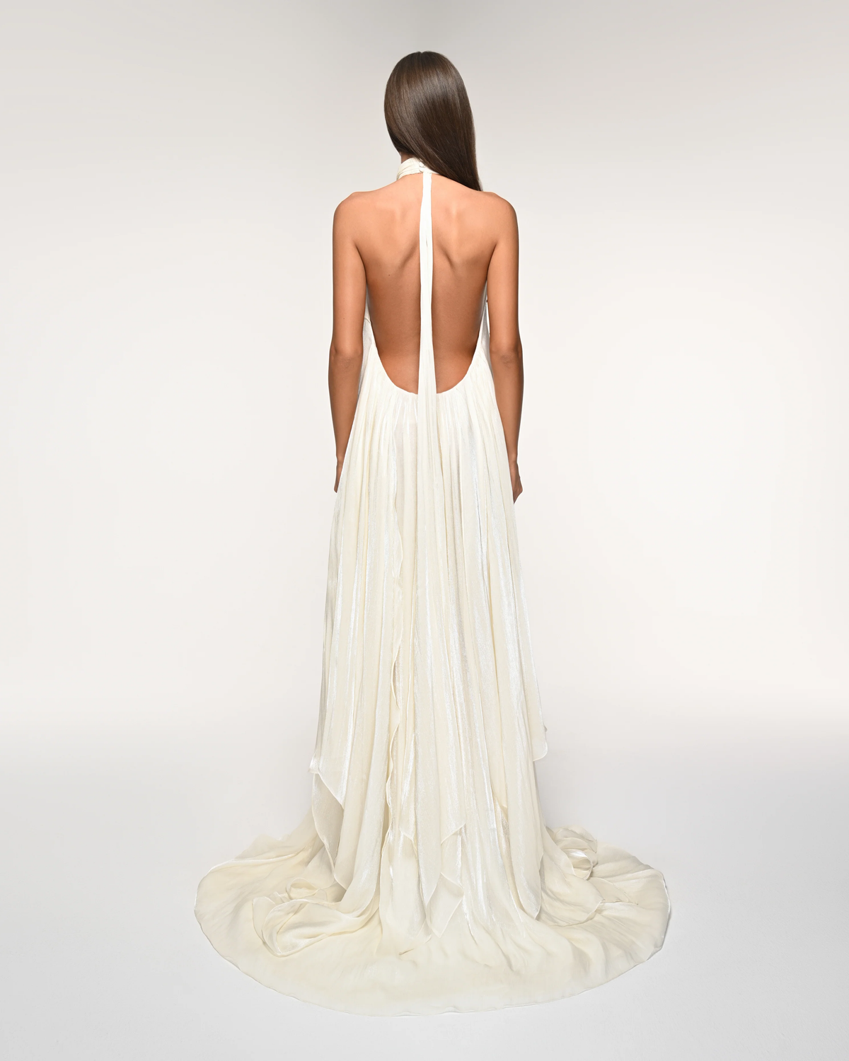 Vestido de noite comprido em chiffon, sem mangas, com decote halter, folhos e brilho, para convidadas de casamento