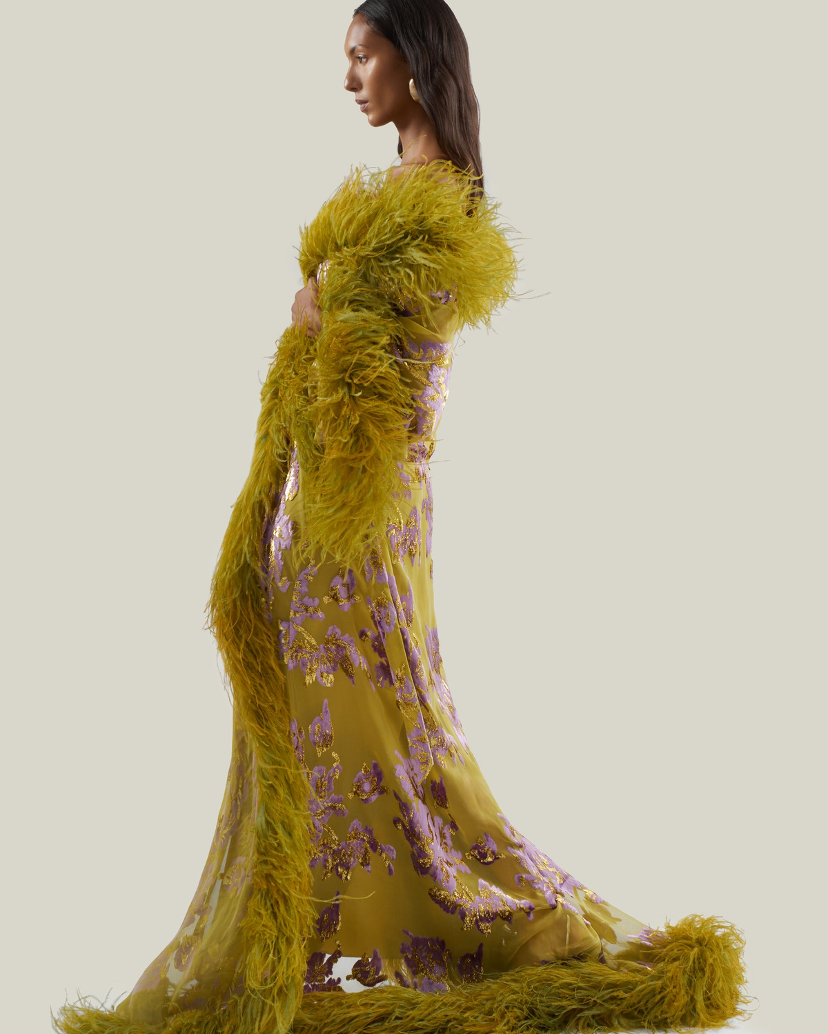 Bata larga transparente con estampado floral de lentejuelas y ribete de plumas sintéticas, mangas acampanadas, vestido largo para cubrir
