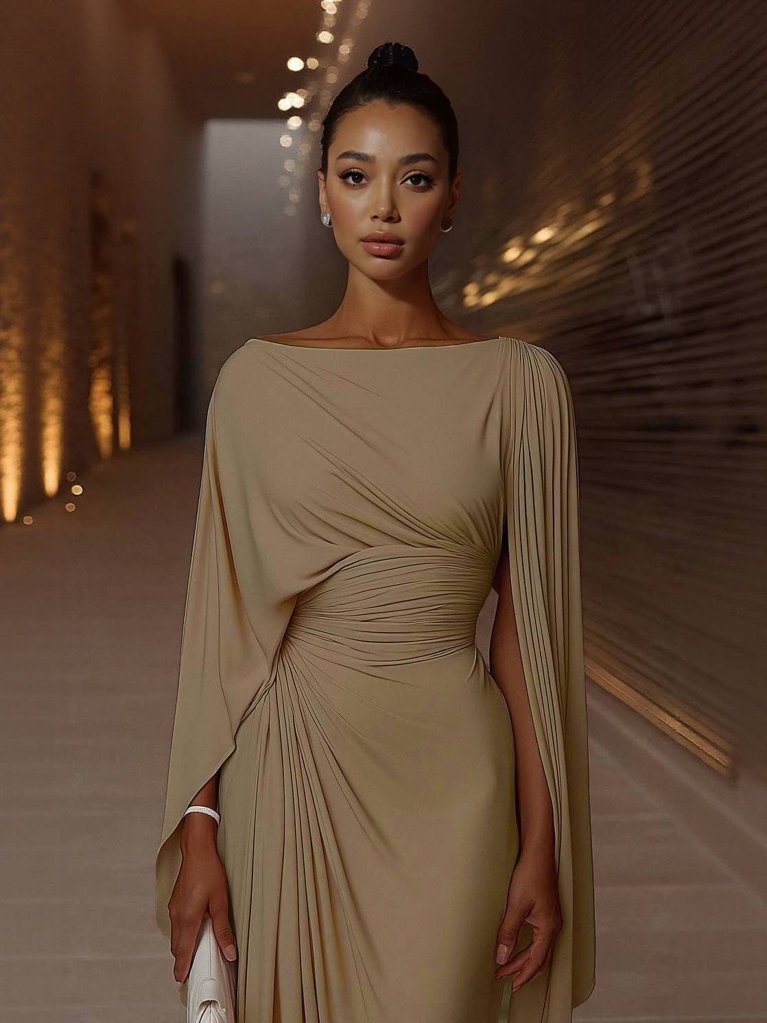 Robe longue ajustée à col bateau et plis