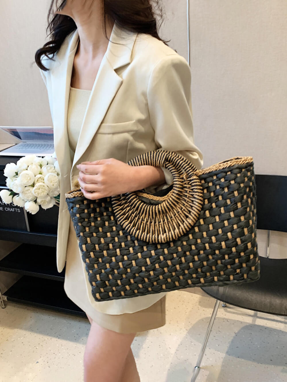Borsa da spiaggia in paglia alla moda