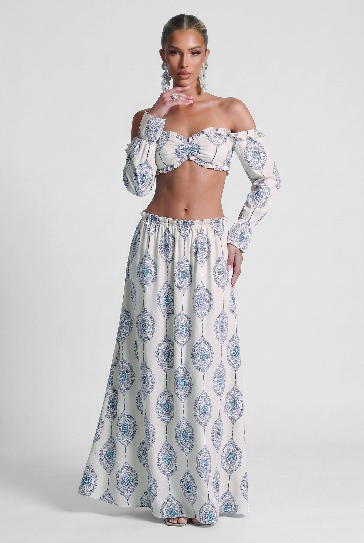 Completo boho estivo da spiaggia e vacanza, con top a fascia e abito a stampa paisley
