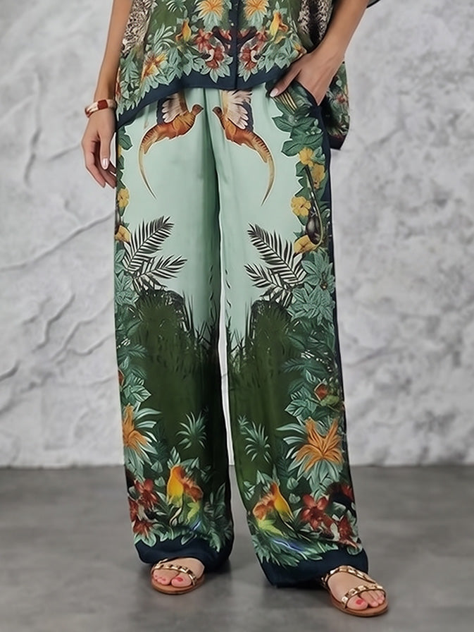 Set aus Hemd mit Fledermausärmeln und exotischem Dschungelmuster und Hose mit weitem Bein