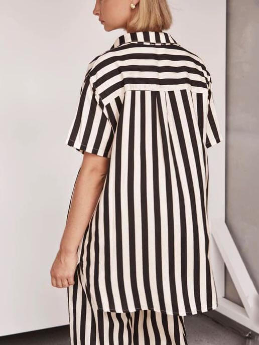 Camisa larga às riscas de estilo casual para resort