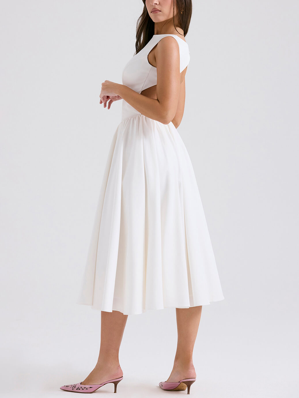 Vestido midi elegante e sofisticado, de cor lisa, decote redondo, costas descobertas e sem mangas