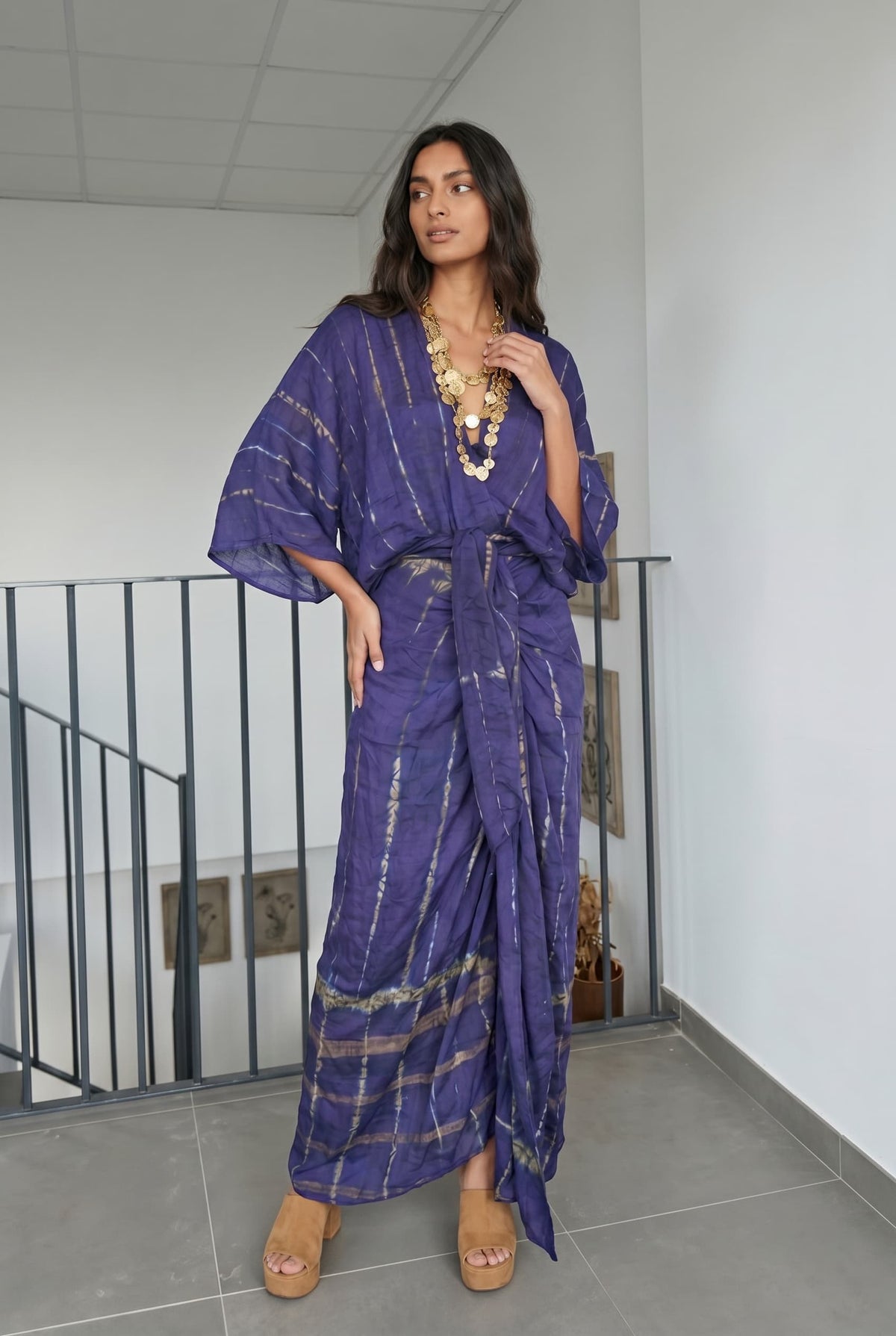 Maxikleid mit V-Ausschnitt, Print, Schlitz und Bänderdetail