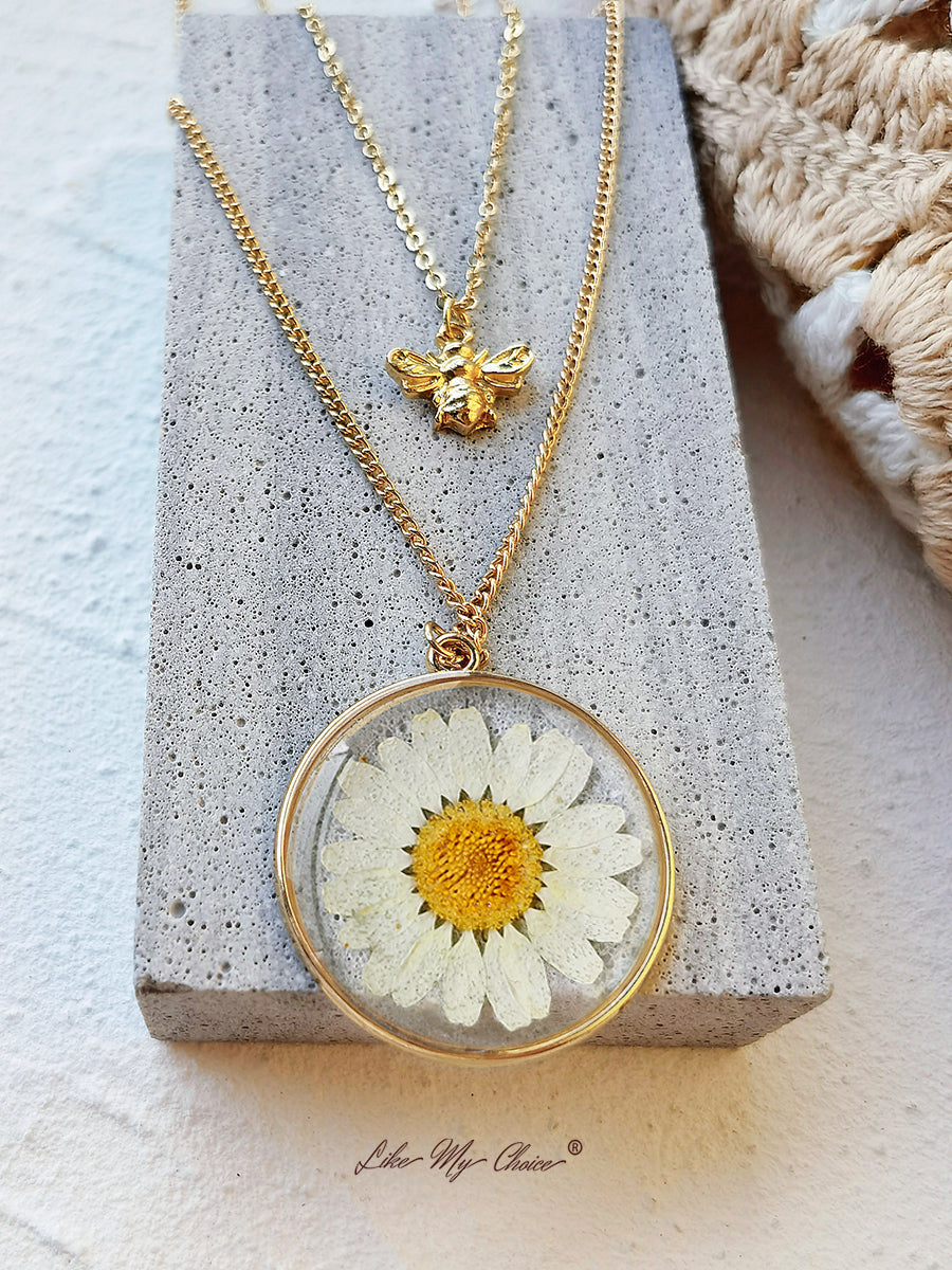Collar con flores prensadas - margarita natural y abeja