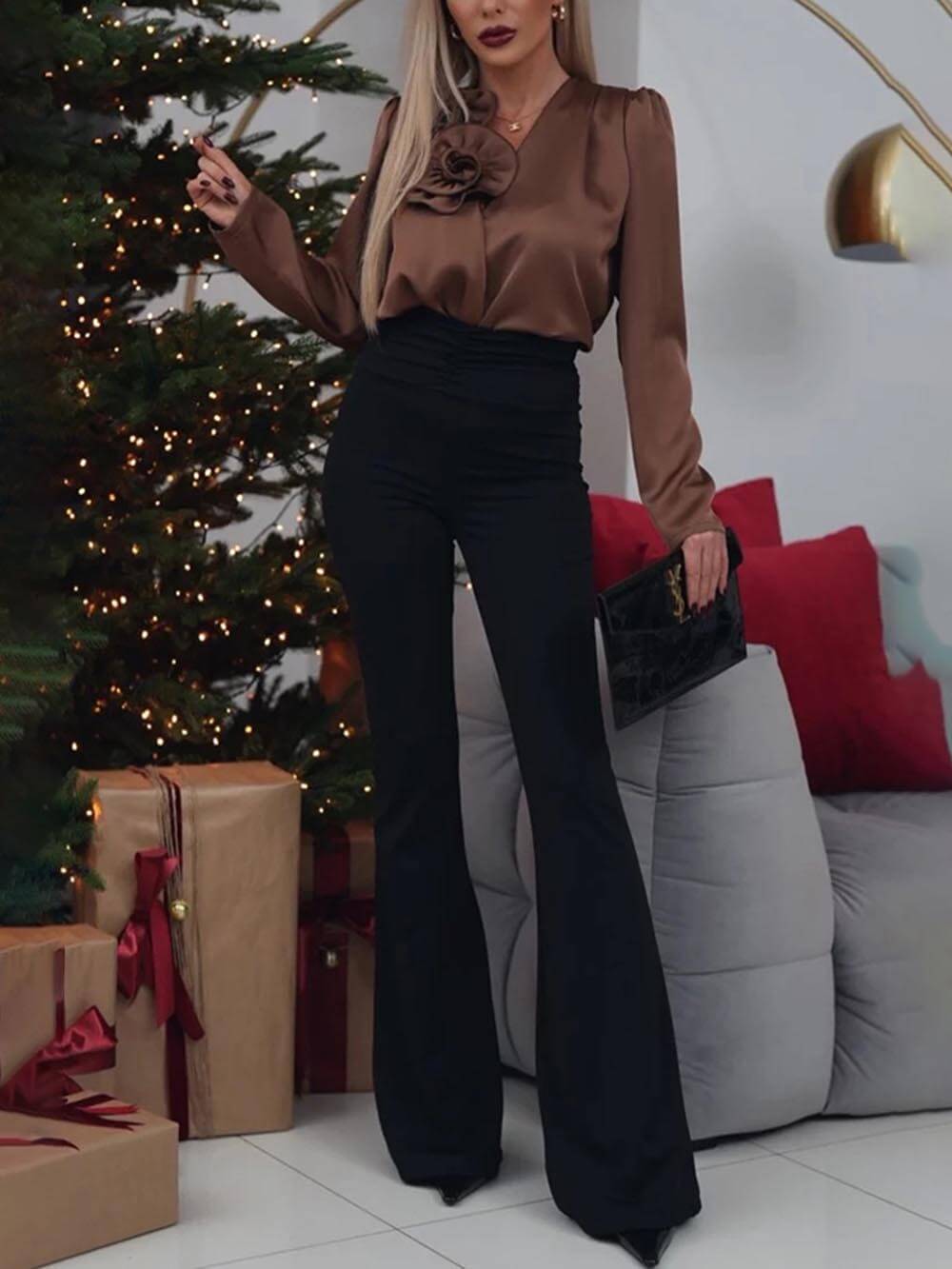 Camisa elegante de cetim, com decote em V, mangas compridas e aplicação floral
