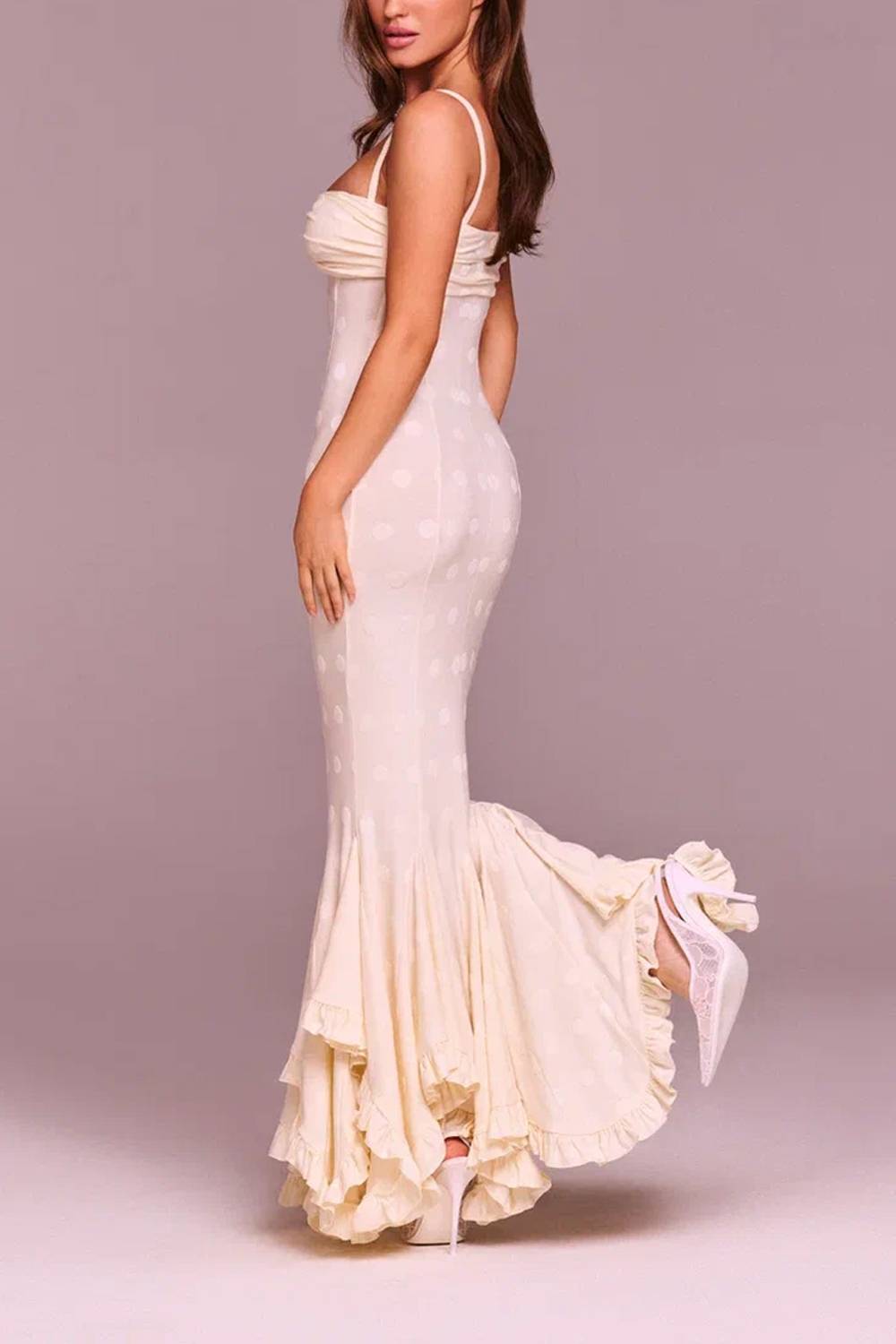 Vestido de corte sirena entallado con tirantes finos, ideal para las vacaciones