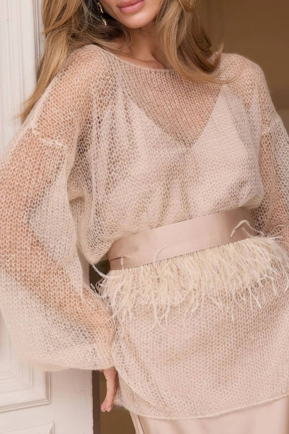 Conjunto de dos piezas con jersey de punto y vestidos midi de satén con cinturón de plumas