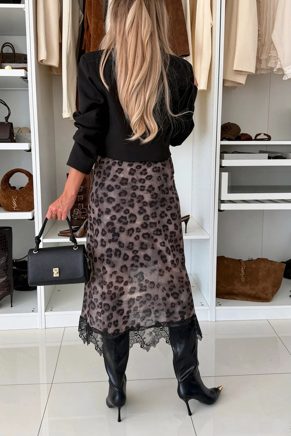 Completo a due pezzi con blazer corto e gonna midi con stampa leopardata e orlo in pizzo