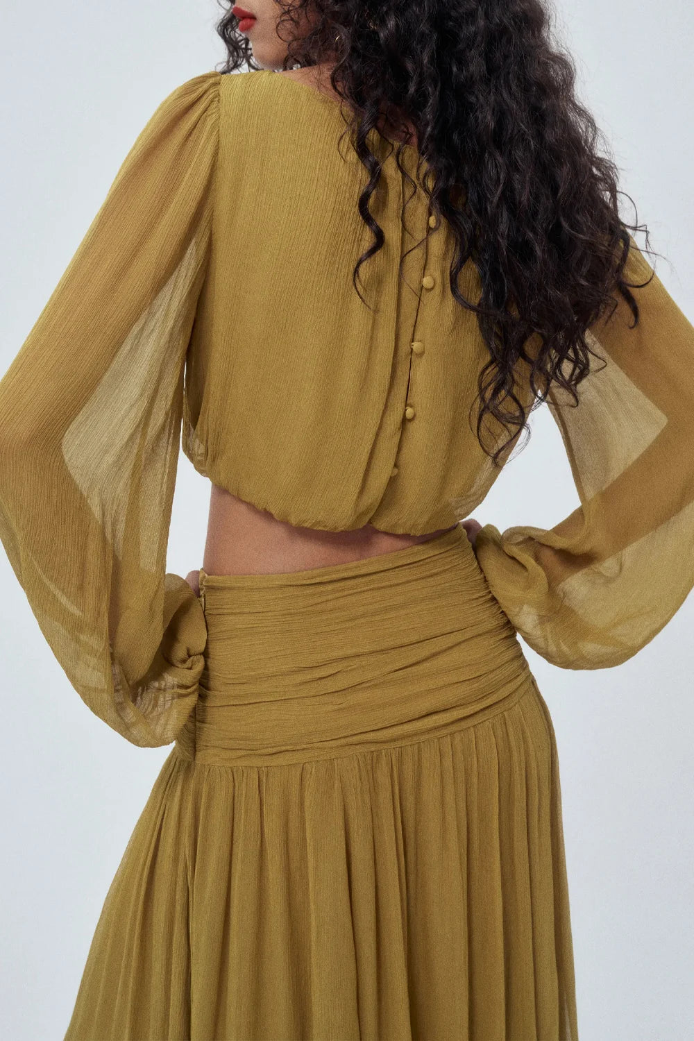 Zweiteiliges Set aus olivgrünem Chiffon-Crop-Top mit langen Ärmeln und gerafftem Maxirock