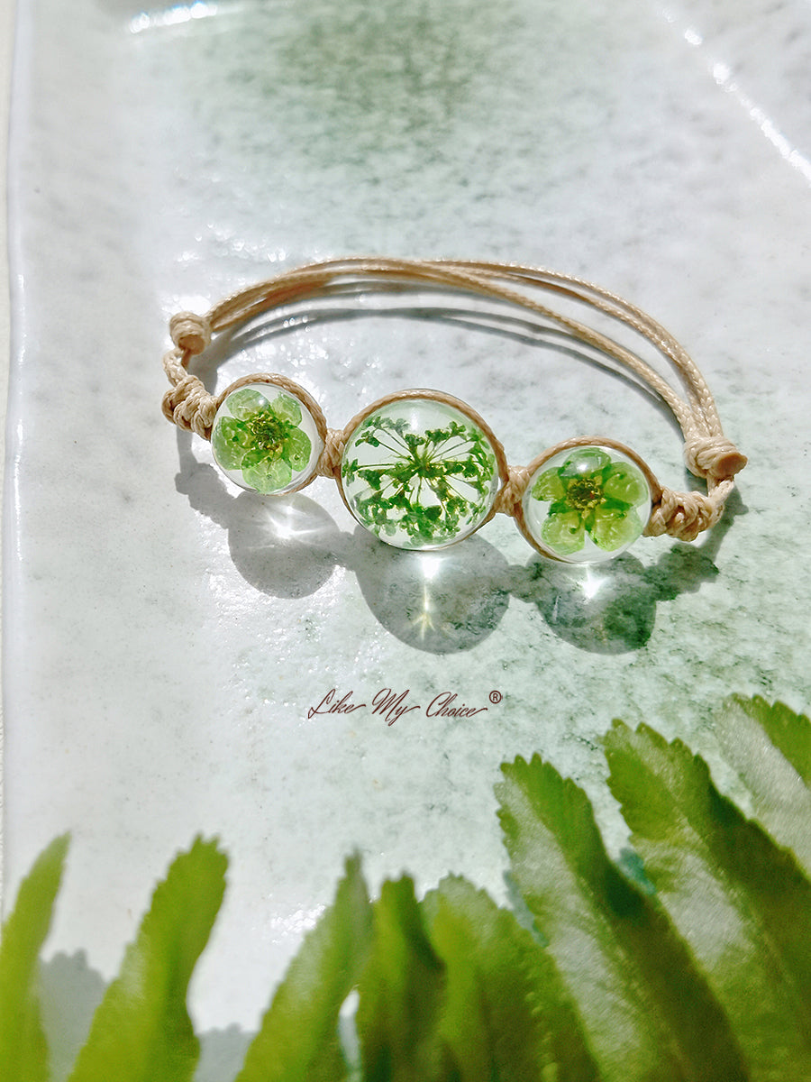 Bracelet jonc à charms en forme de pierres précieuses et de fleurs de cerisier, avec cordon réglable
