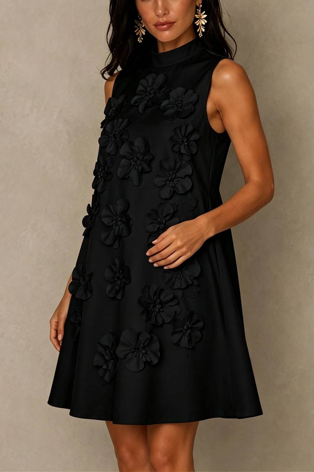 Robe courte trapèze sans manches à col montant et appliqués floraux en 3D