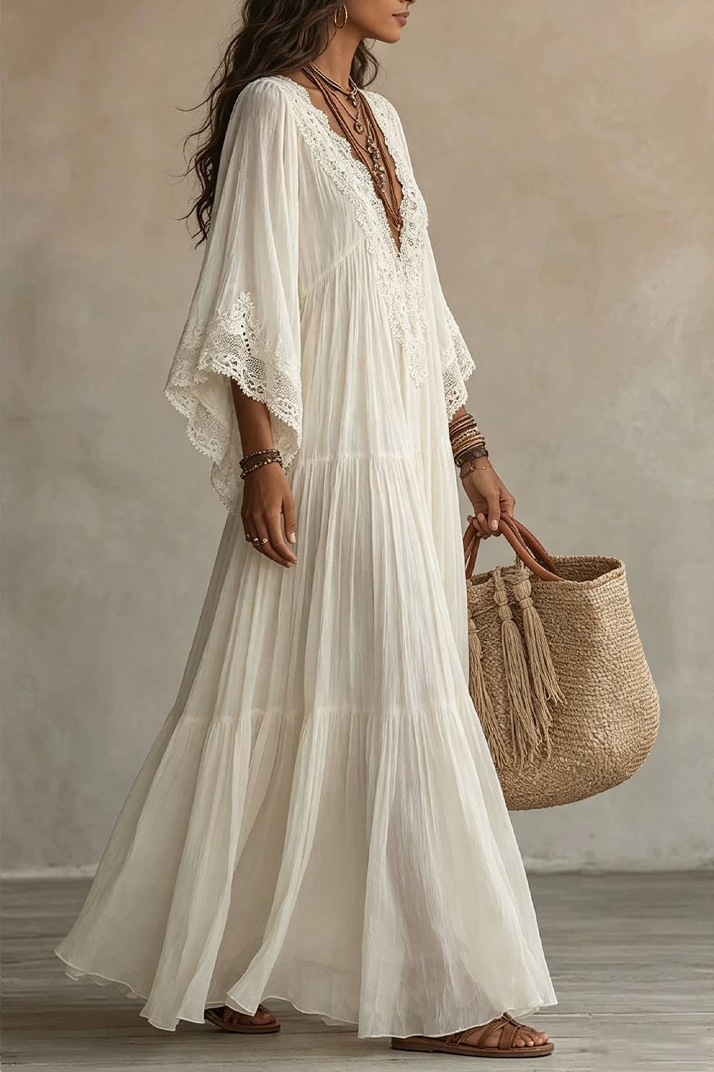Langes Bohème-Kleid aus Spitze mit V-Ausschnitt und Trompetenärmeln