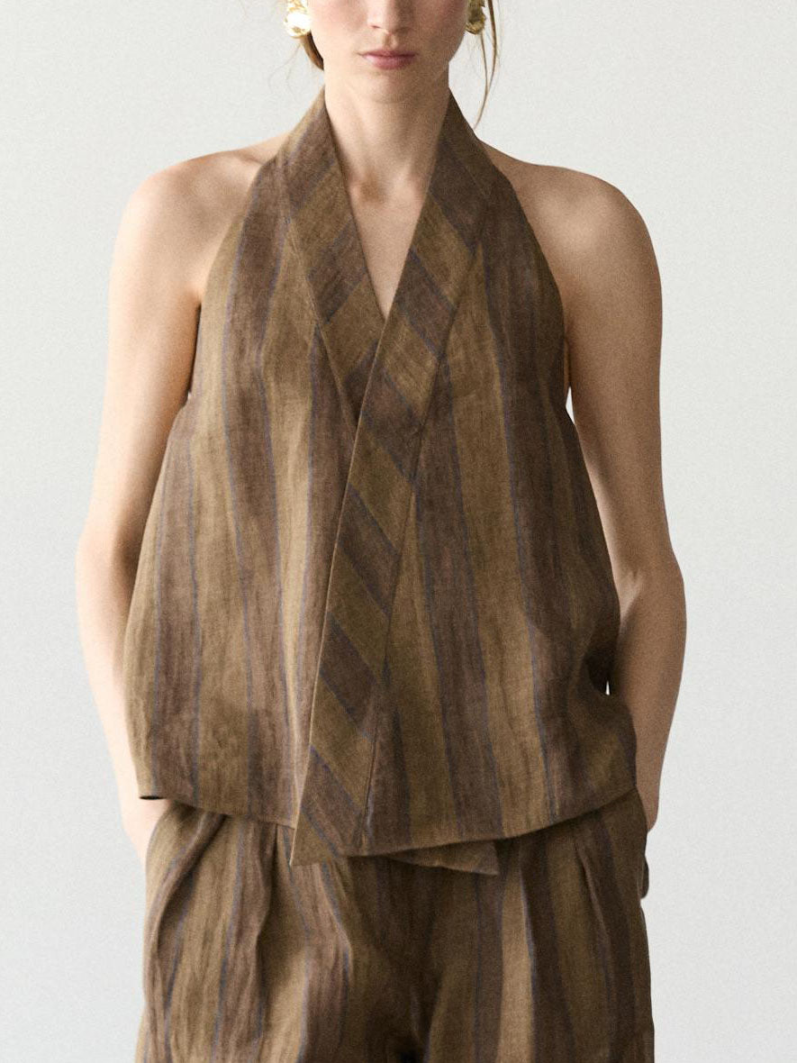 Set minimalista con top ampio allacciato al collo e pantaloni a gamba larga