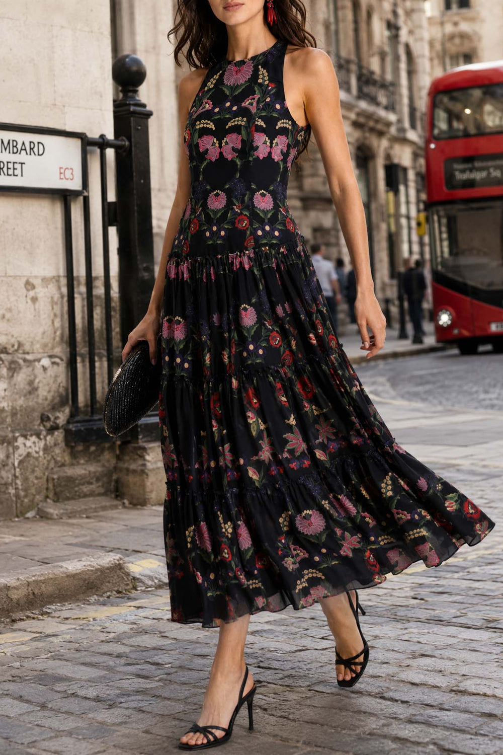Elegante vestido largo vaporoso de gasa estampada con espalda descubierta