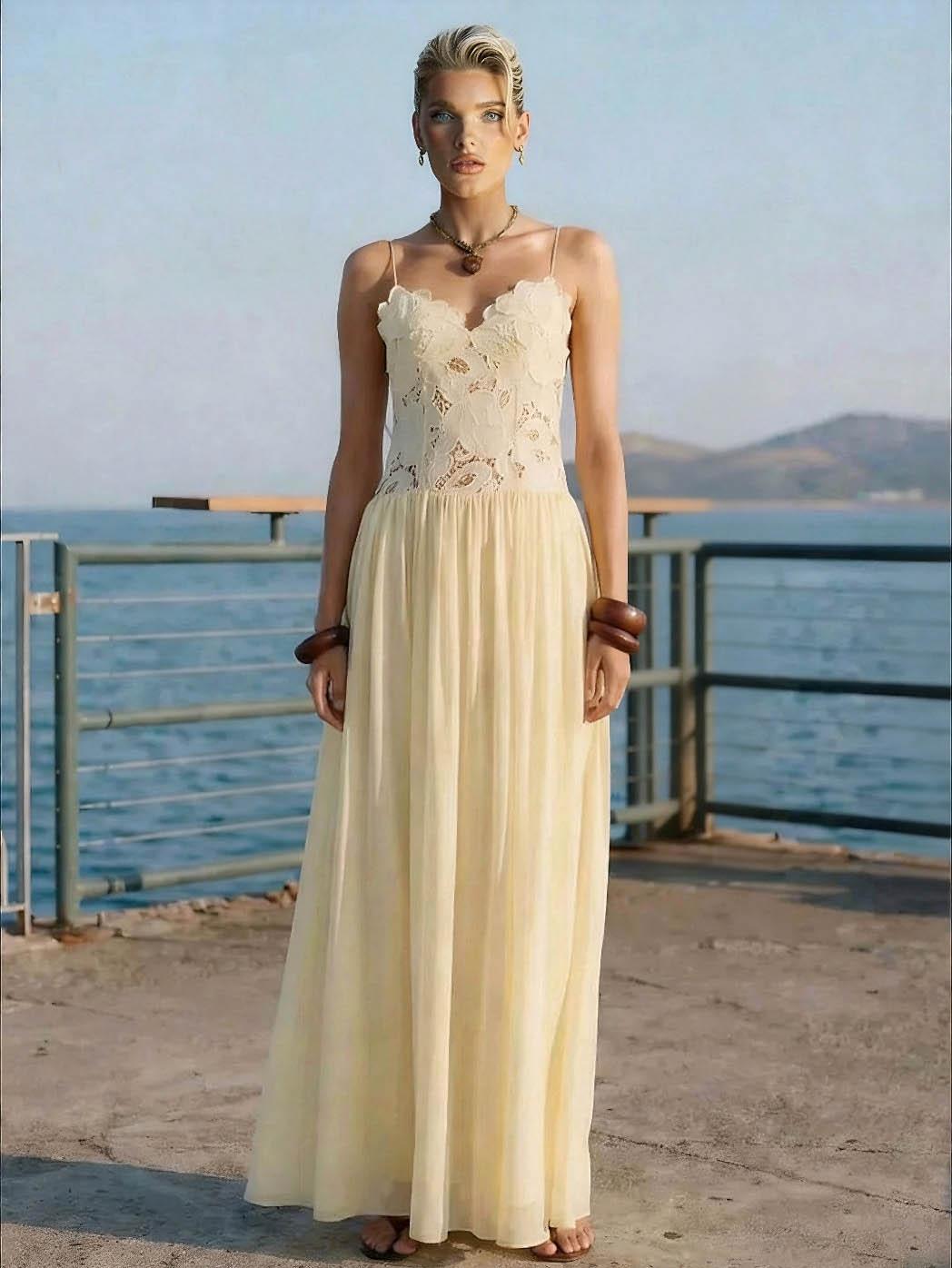 Elegantes Maxikleid mit Spaghettiträgern, Spitze und Blumenapplikation
