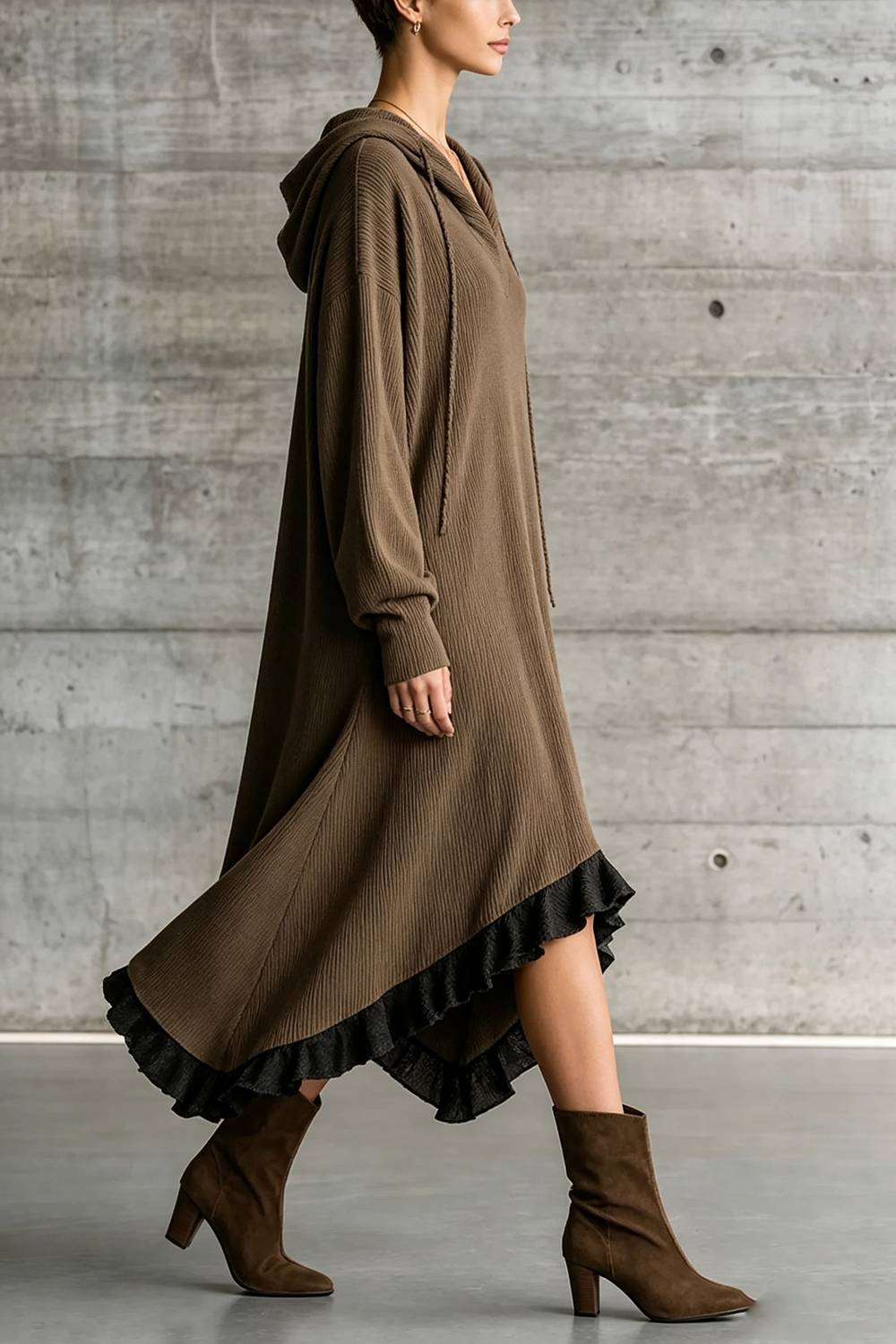 Vestido midi con capucha, escote en V y volantes asimétricos
