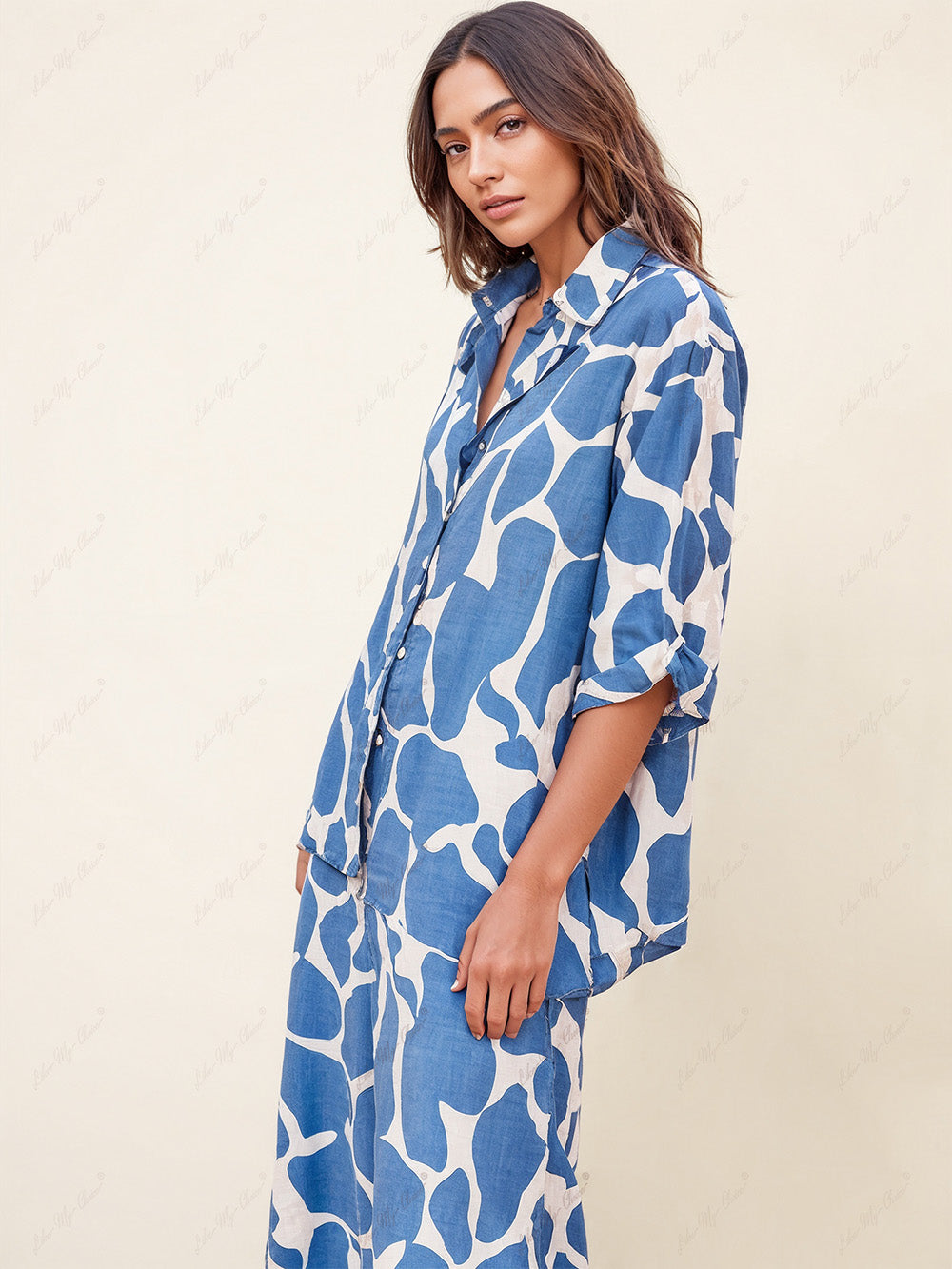 Camisa larga azul e branca com padrão às riscas e estampado