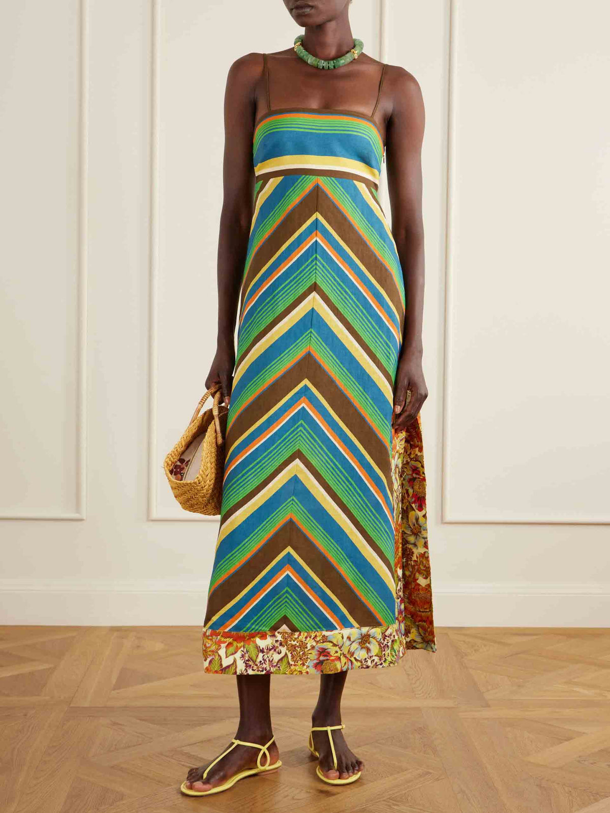 Maxikleid mit Spaghettiträgern und mehrfarbigen Streifen