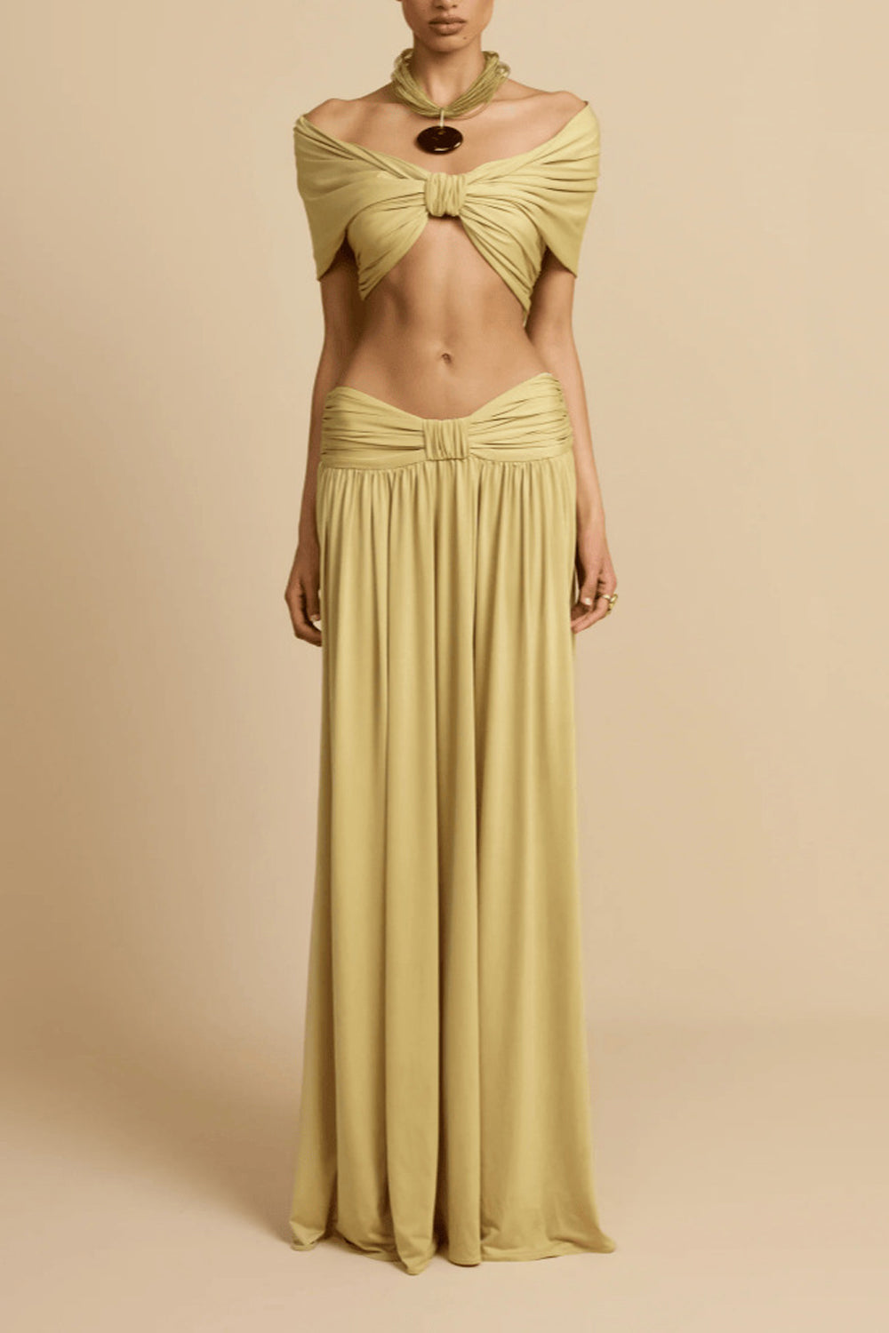 Zweiteiliges Set mit schulterfreiem Crop-Top mit Raffungen und bodenlangem Kleid mit hoher Taille