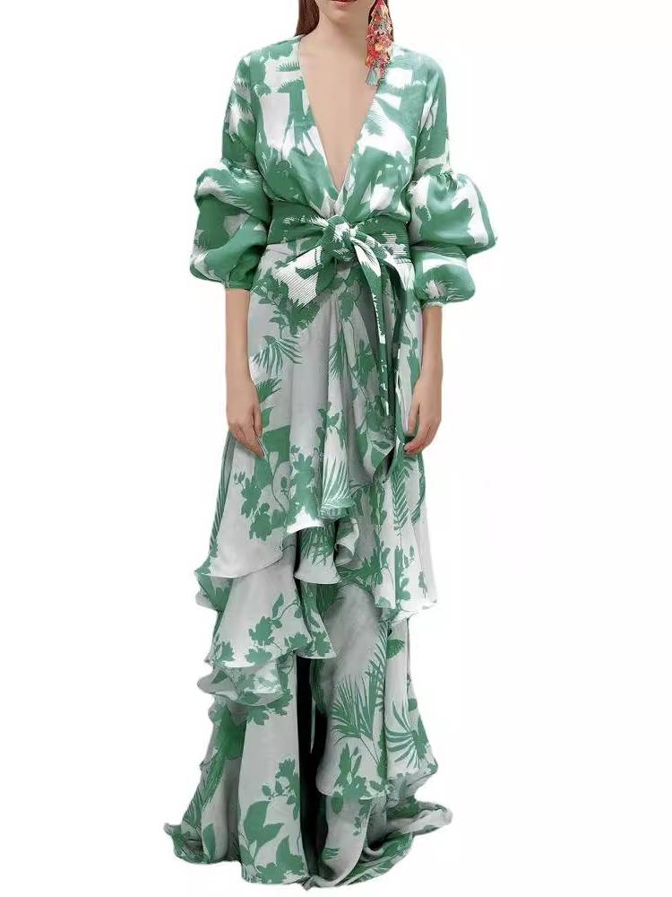 Vestido único com estampado e decote em V profundo