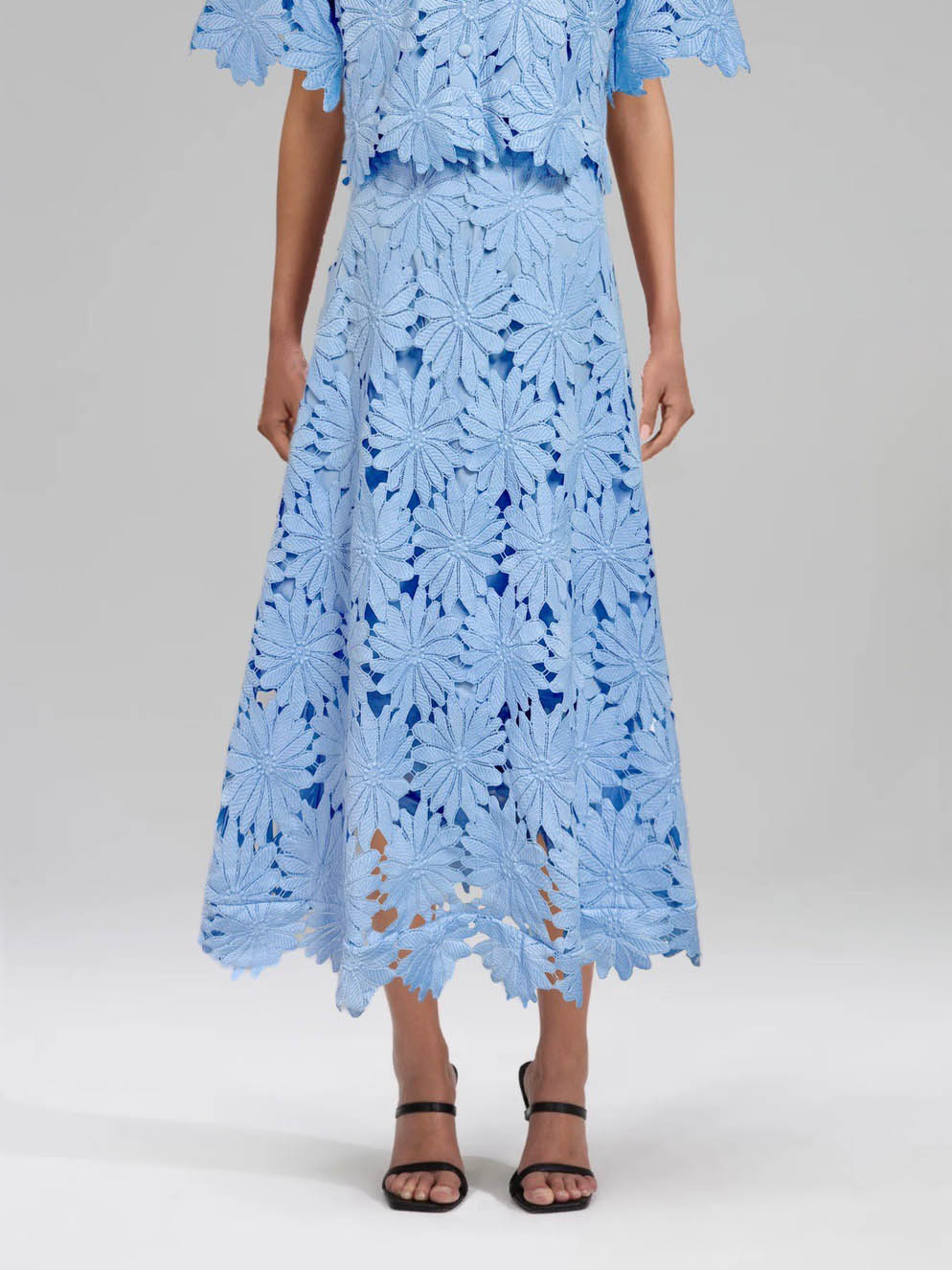 Falda midi elegante de encaje