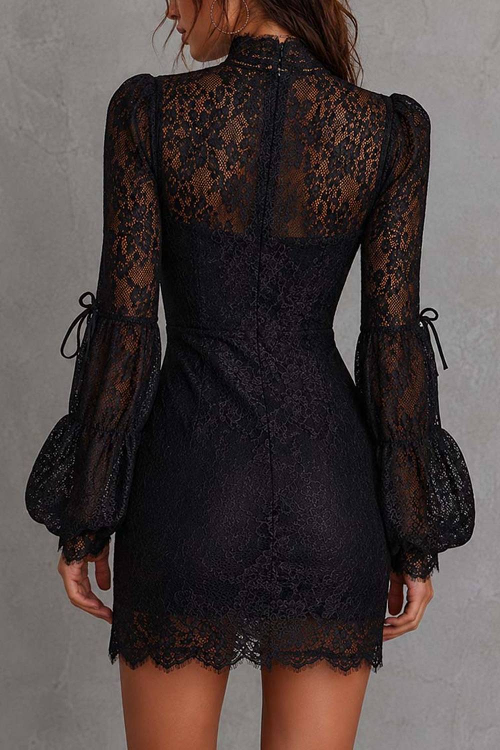 Robe mini moulante en dentelle à col montant, ouverture goutte d’eau et manches longues bouffantes