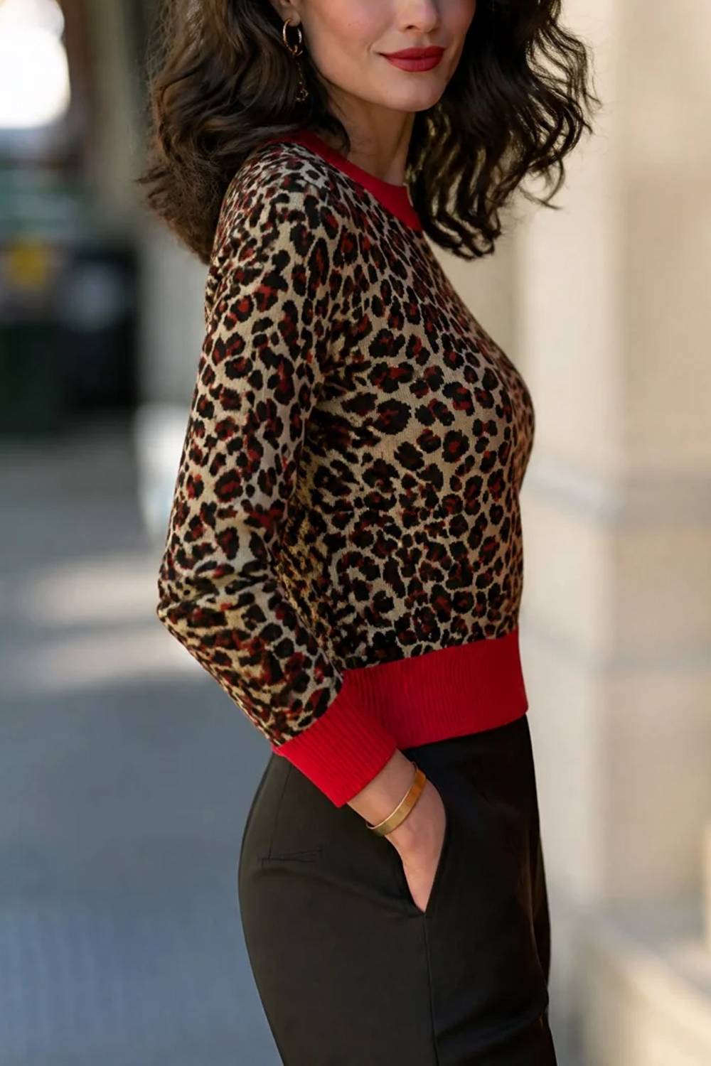 Top de punto de manga larga con estampado de leopardo y ribete en contraste rojo