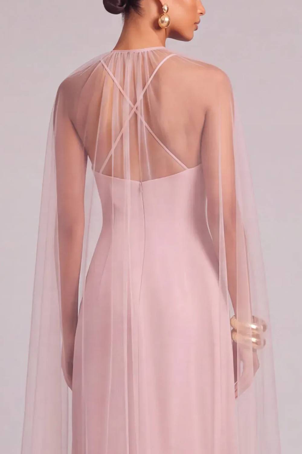 Abito lungo in tulle rosa con mantella e spacco
