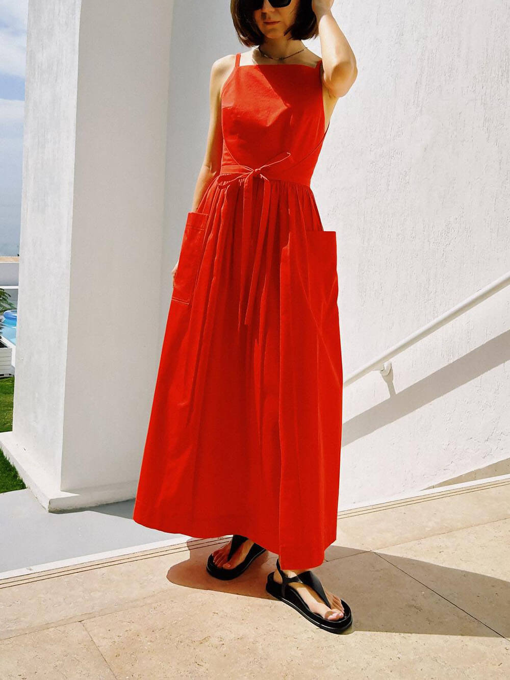 Vestido chaleco único con abertura lateral, cordones y bolsillos