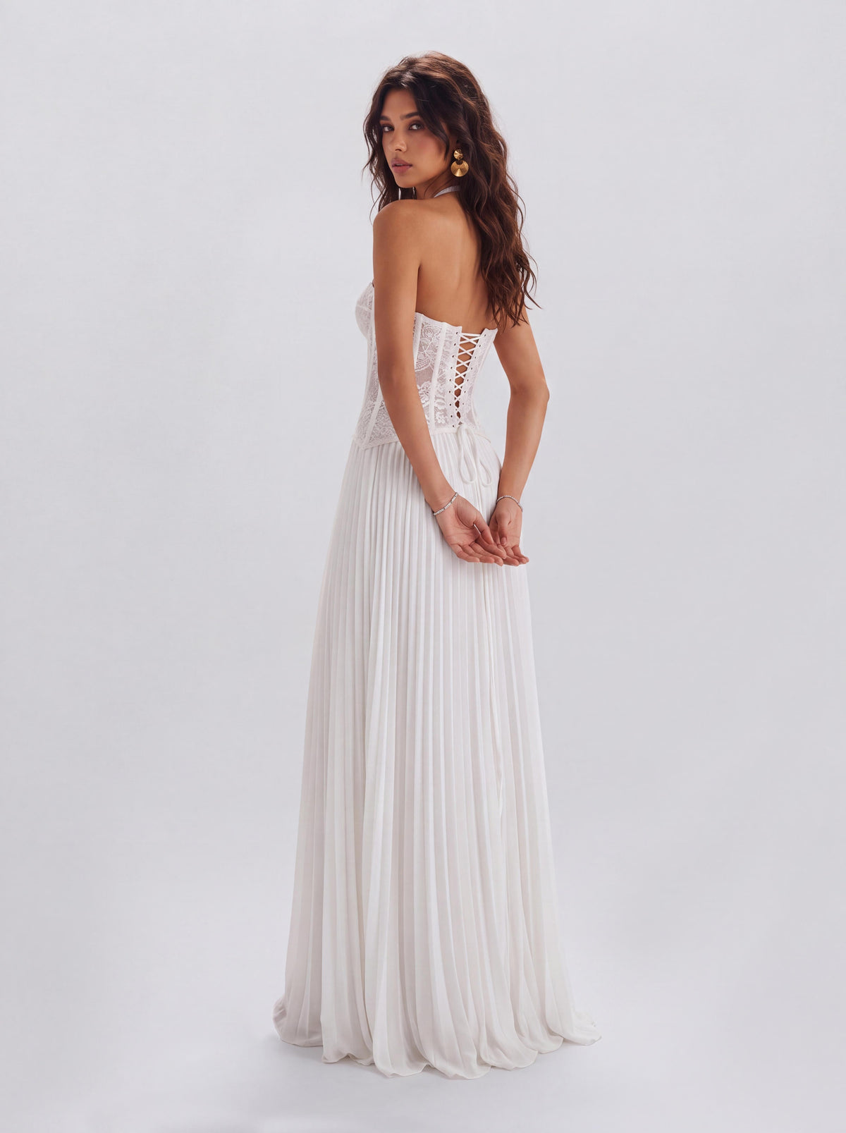 Vestido largo de fiesta con escote barco de encaje y pliegues