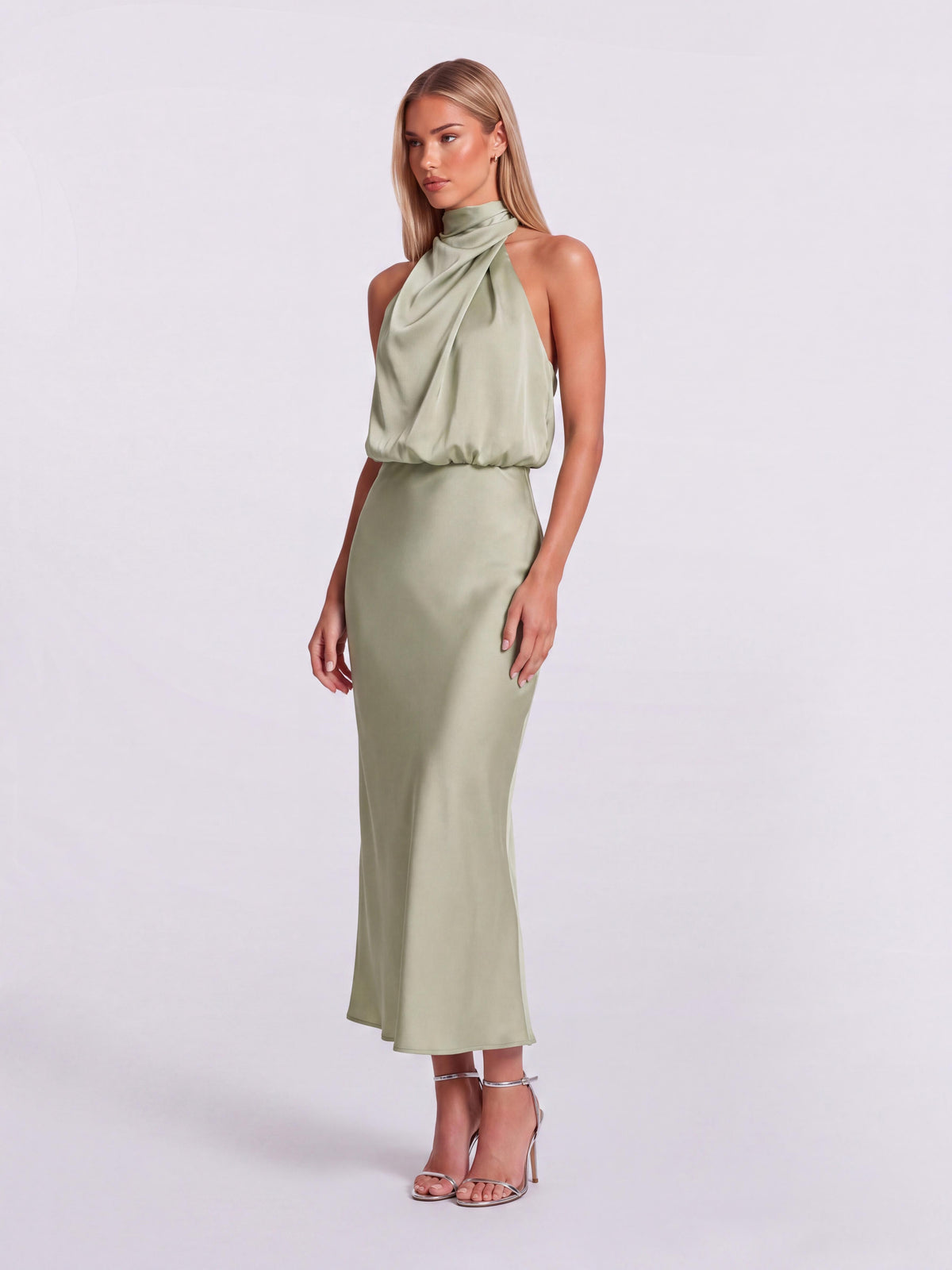 Vestido de cetim de comprimento médio, justo, com corte sereia e gola subida