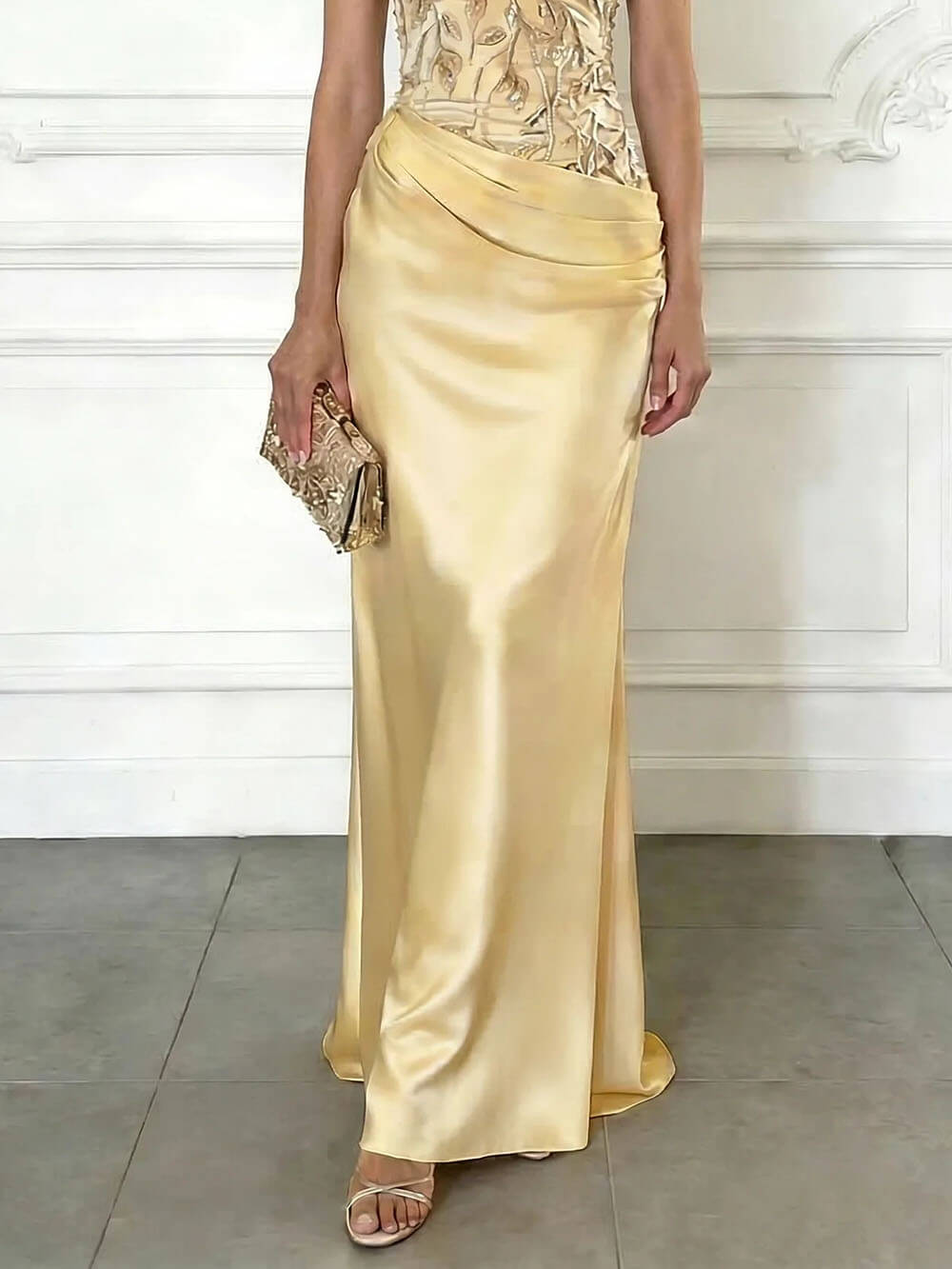 Elegantes ärmelloses Etui-Maxikleid aus hellrosa besticktem Satin mit Rundhalsausschnitt