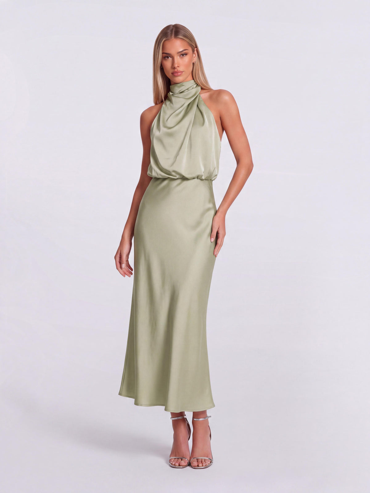 Vestido de cetim de comprimento médio, justo, com corte sereia e gola subida