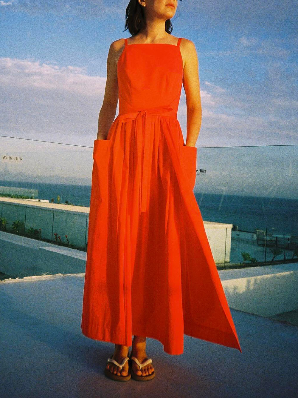 Vestido chaleco único con abertura lateral, cordones y bolsillos