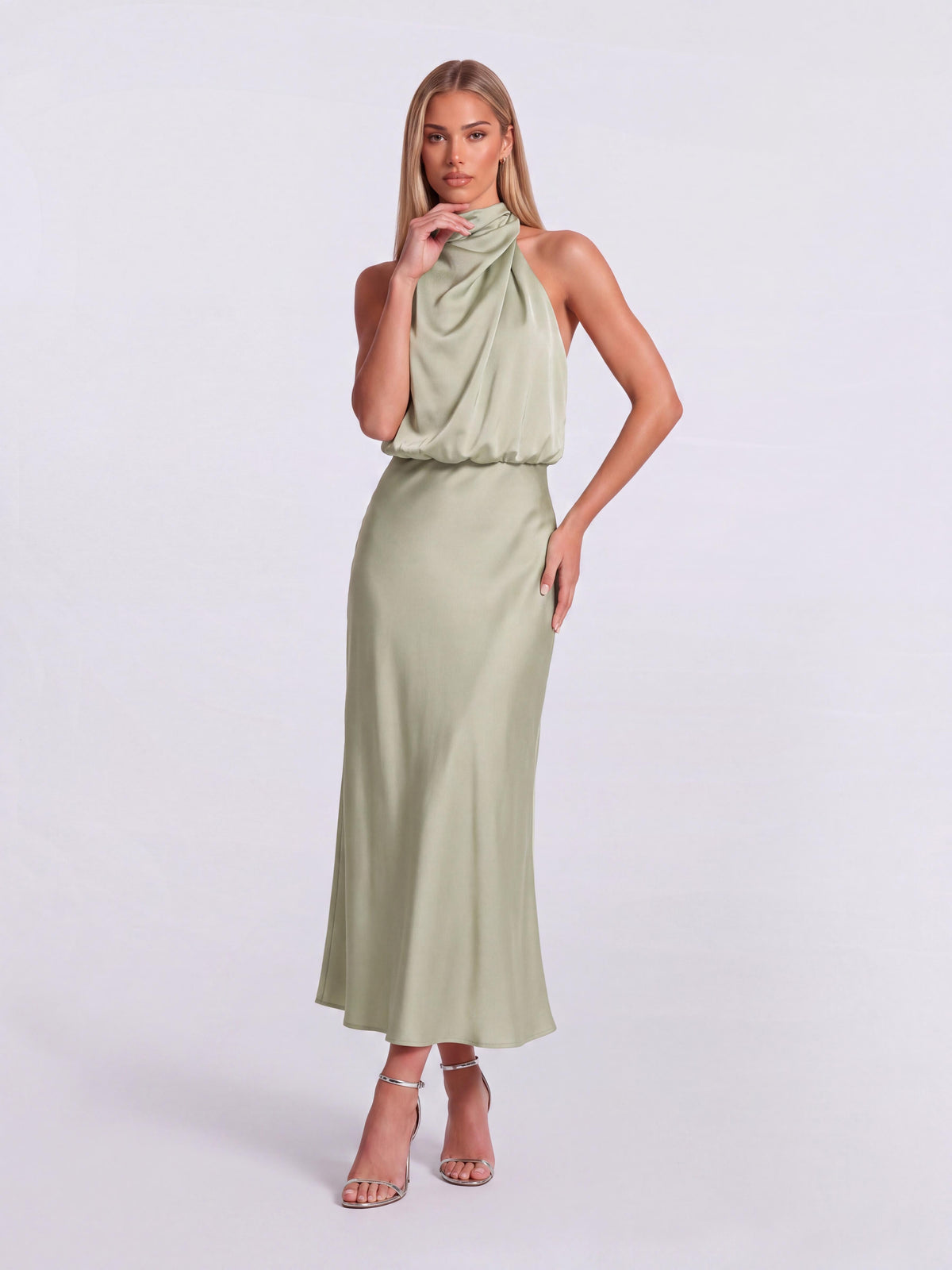 Vestido de cetim de comprimento médio, justo, com corte sereia e gola subida