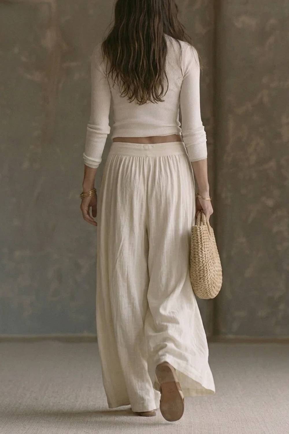 Conjunto de dos piezas con top corto de punto y cuello vuelto, y pantalones de pernera ancha con cordón ajustable