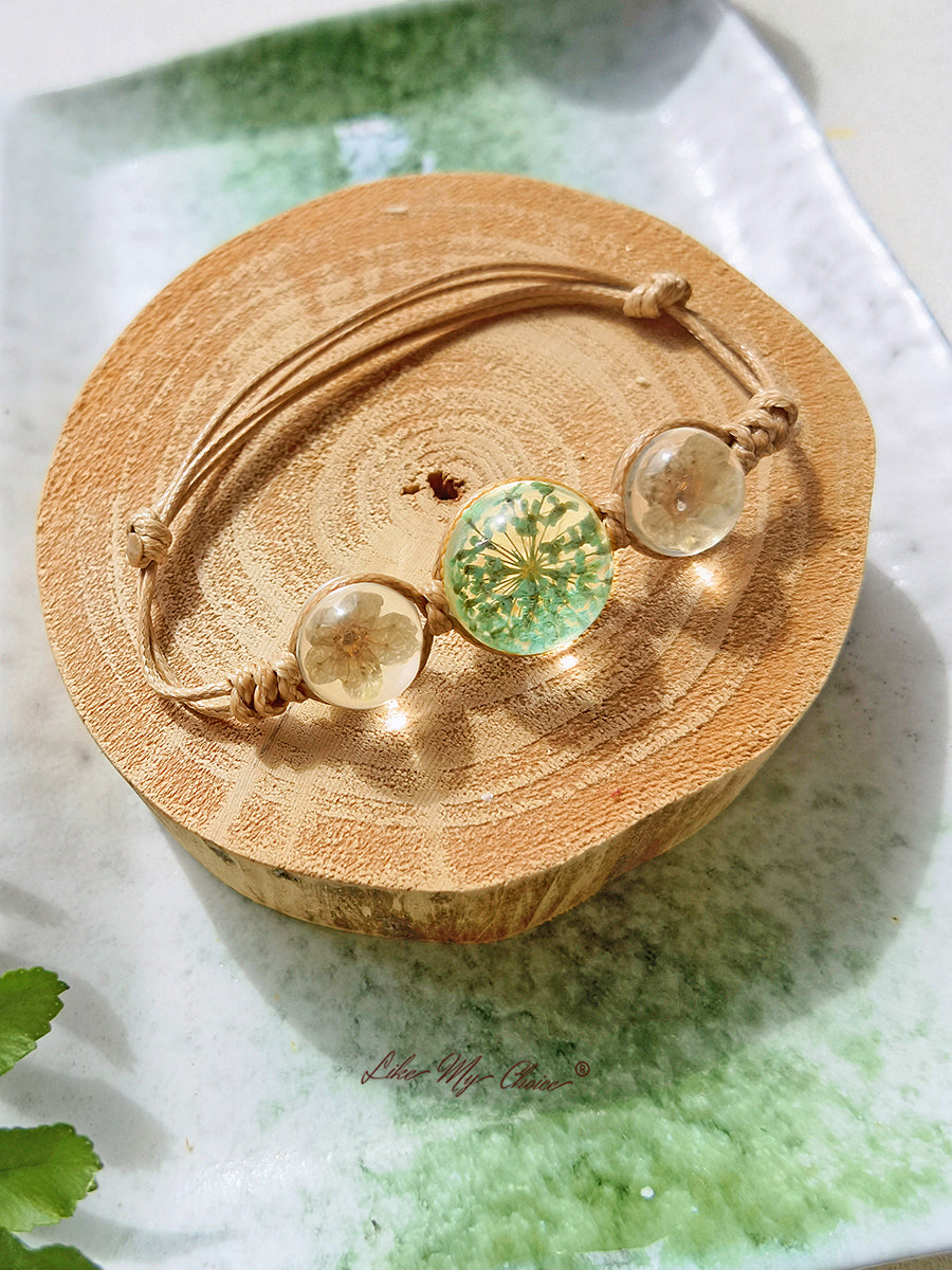 Bracelet jonc à charms en forme de pierres précieuses et de fleurs de cerisier, avec cordon réglable