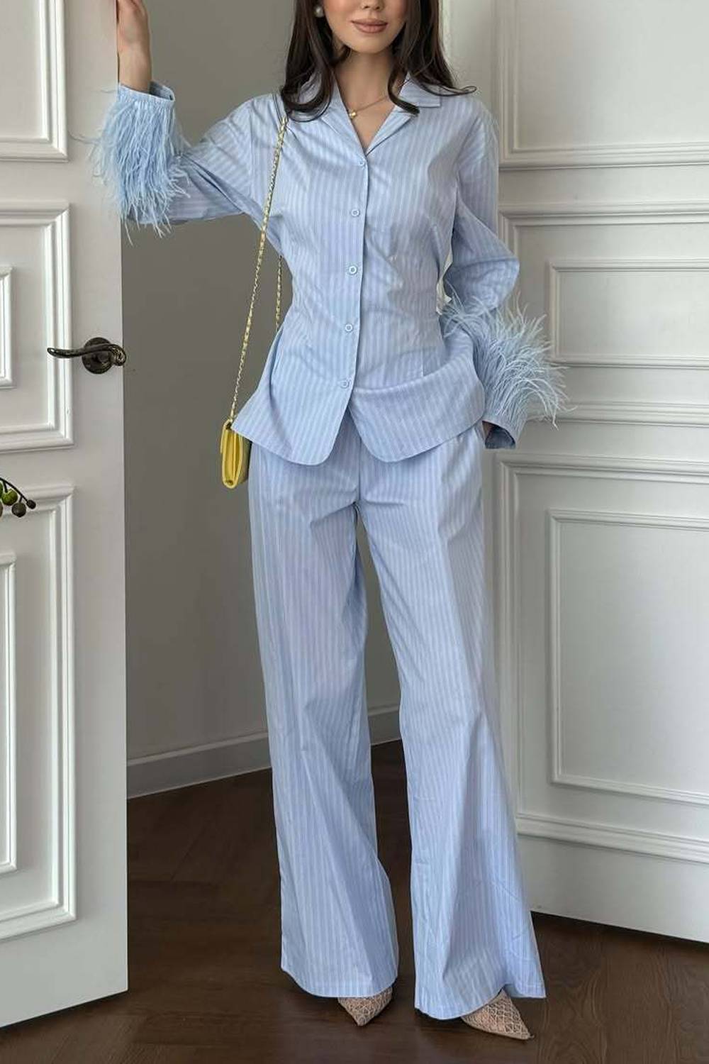 Blazer a rayas con puños de plumas y conjunto de dos piezas con pantalón de pierna ancha