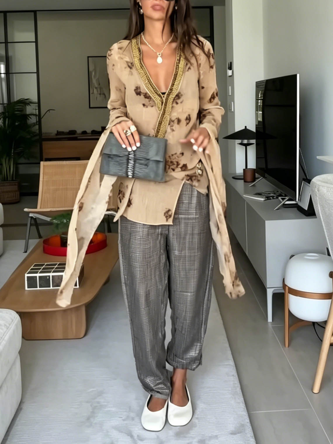 Completo casual a due pezzi con top avvolgente in chiffon tie-dye e pantaloni harem metallizzati