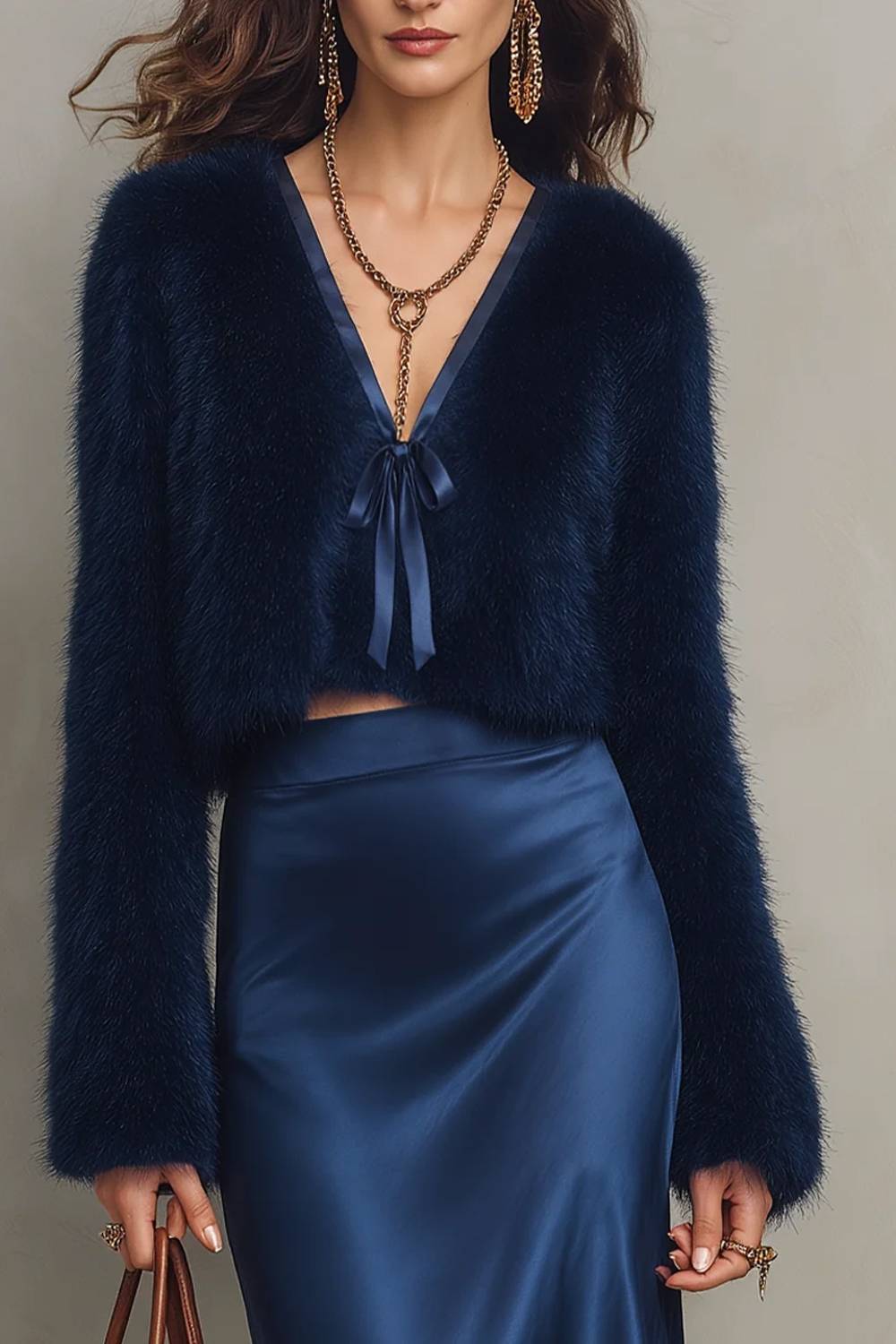 Zweiteiliges Set aus marineblauem kurzem Oberteil mit Felloptik und Midirock aus Satin