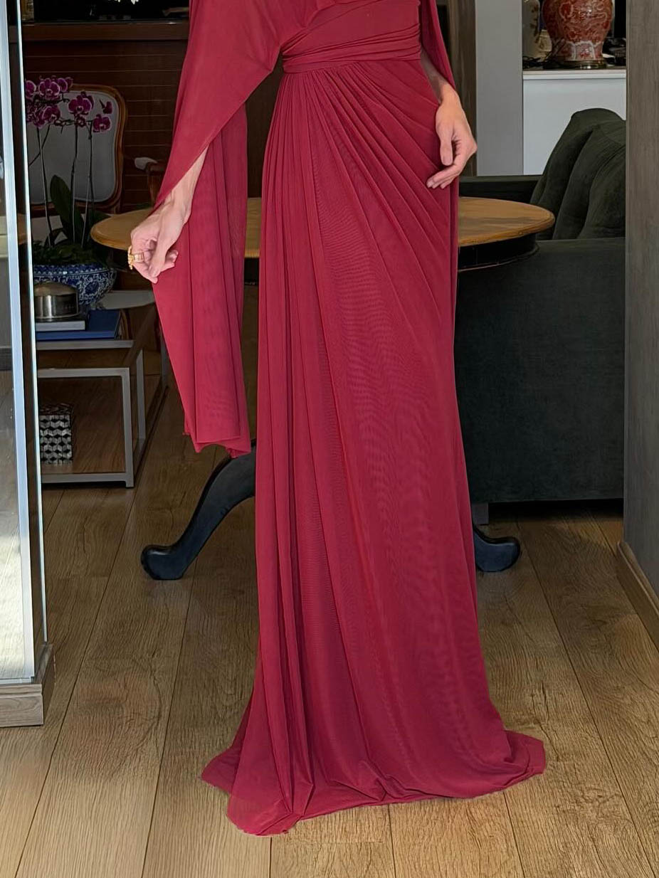 Vestido maxi elegante de chiffon drapeado, com decote redondo e mangas-capa