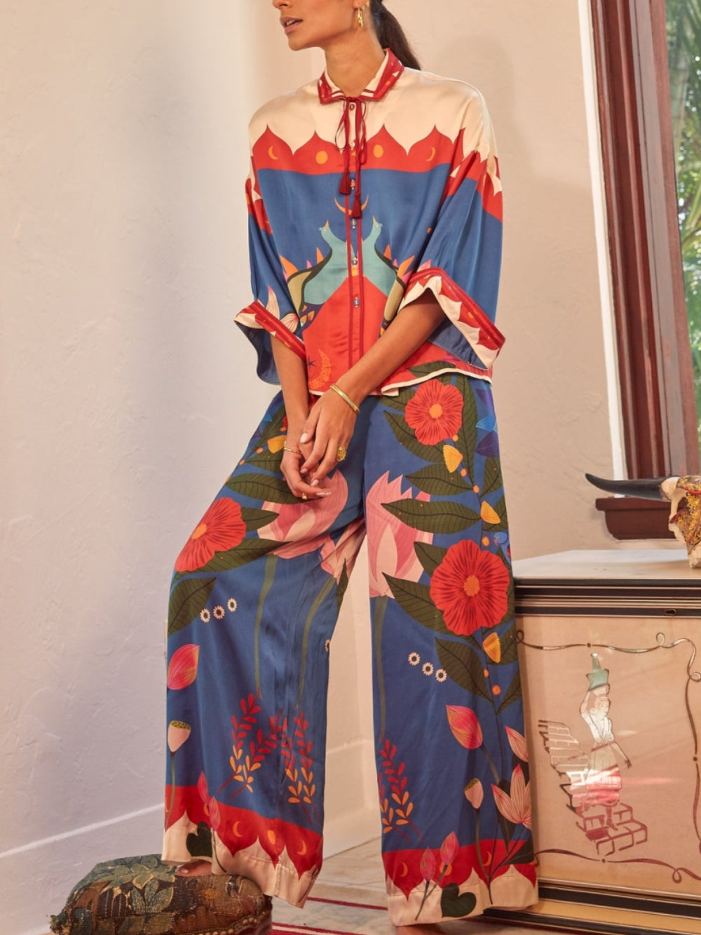 Top com gola aberta e mangas estilo quimono
