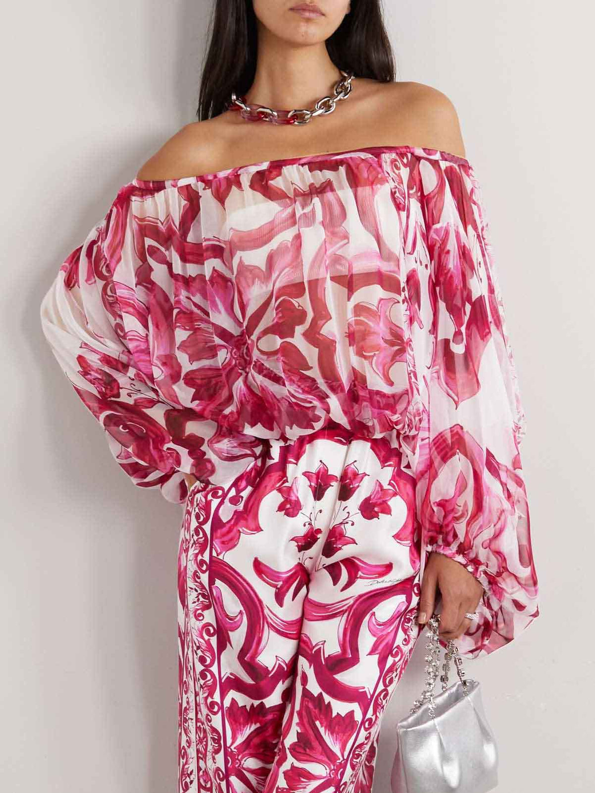 Completo elegante a due pezzi in chiffon con stampa floreale barocca e spalle scoperte